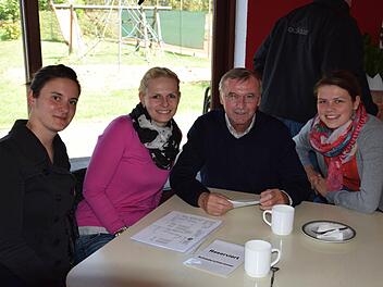 Bei der Nachbesprechung nach dem Spiel SV Weinberg - FC Saarbrücken (2. Frauen-Bundesliga): Siegbert Rubel zusammen mit (von links) Johanna Mengelkoch, Schiedsrichterin Sandy Kuchmann-Novak und Selina Bast. Foto: privat