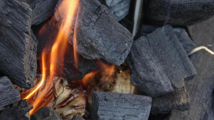 Professionelle Grillanzünder sind viel sicherer als Spiritus & Co. Foto: Dominic Meißner