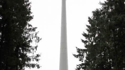 Die Zuwegung für die bei Hain geplanten Windräder erfolgt über Mainroth, Gärtenroth und den Spitzberg zum Rainberg. Unser Bild zeigt ein Windrad vergleichbarer Größe bei Münchberg.  Foto: Friedwald Schedel