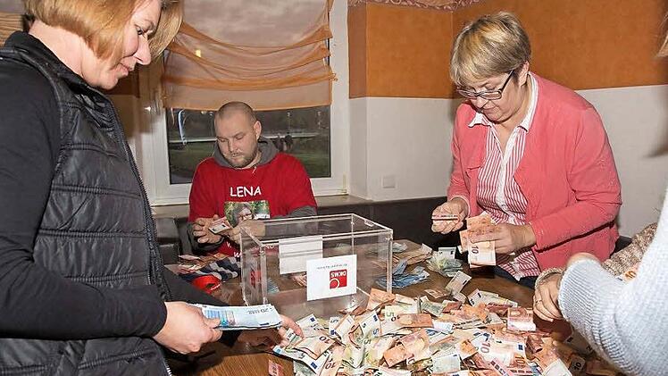 Über 13 000 Euro befanden sich in den Spendenboxen.  Fotos: Klaus Gagel
