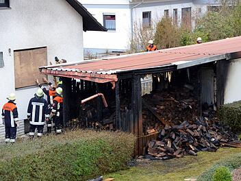 Ein Holzschuppen brannte am Freitagnachmittag an einer Garage des Straßenzuges "Im Sinntal". Peter Rauch