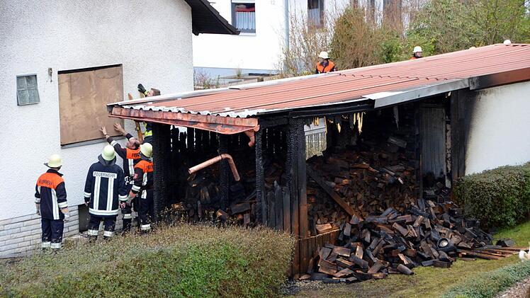Ein Holzschuppen brannte am Freitagnachmittag an einer Garage des Straßenzuges "Im Sinntal". Peter Rauch