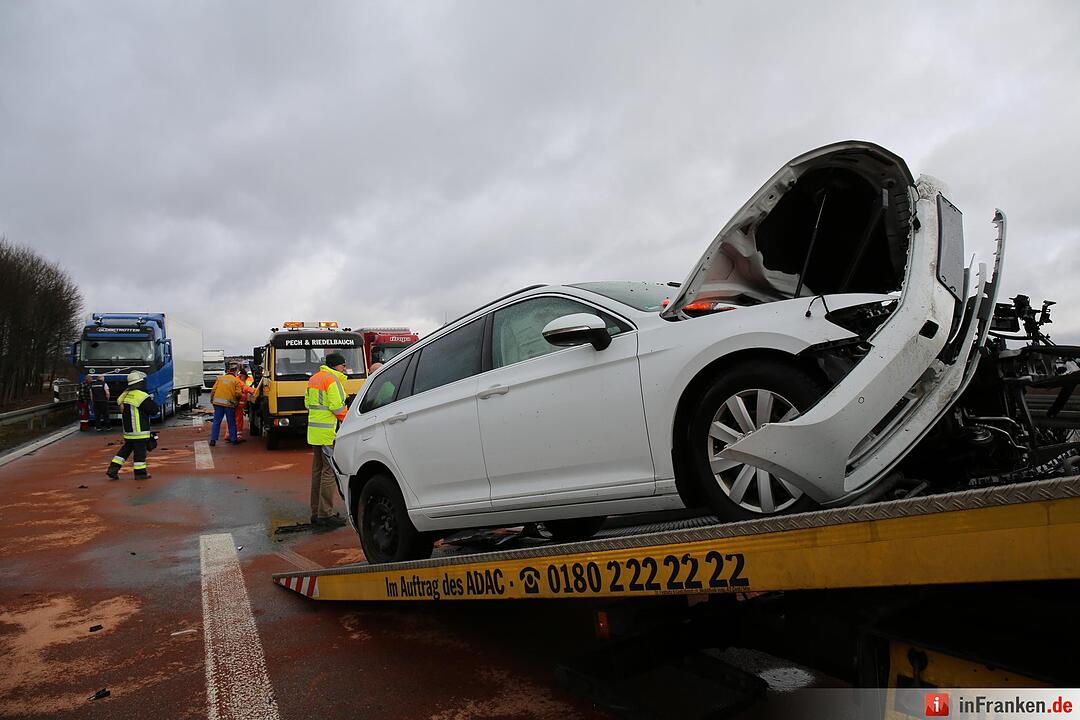 Autobahn nach Kollision von fünf Fahrzeugen komplett gesperrt - Mehrere Personen verletzt
