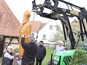 Helfer geleiten die Statue an ihren neuen Standort.  Foto: Franz Galster