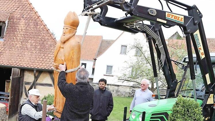 Helfer geleiten die Statue an ihren neuen Standort.  Foto: Franz Galster