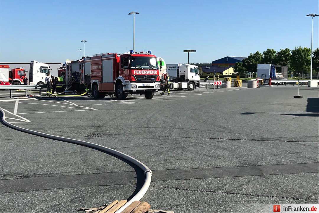 Explosionsgefahr im Kreis Hof: Aufgeheizter Gefahrguttransporter droht zu explodieren