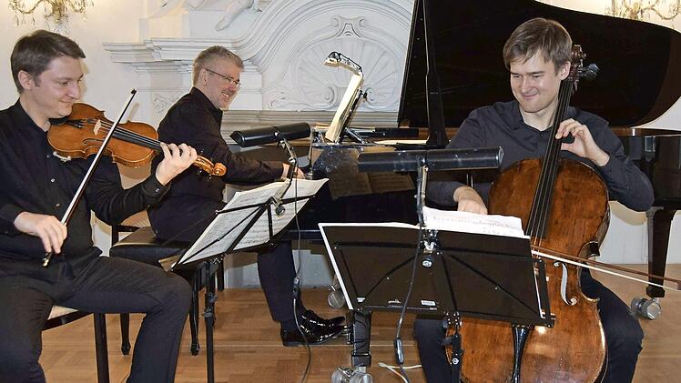Emotionsgeladene Musizierlust bestimmte die Kammermusik auf Kloster Banz mit (von links): Vladislav Popyalkovsky, Andreas Weimer und Indrek Leivategija. Foto: Andreas Welz