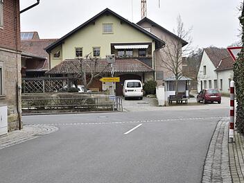 Zu eng wird es oft für lange Lastkraftwagen an dieser Kreuzung in Altershausen. Deshalb wird die Ortsdurchfahrt für Fahrzeuge mit einer tatsächlichen Länge von mehr als zwölf Metern gesperrt.Gerold Snater