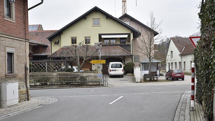 Zu eng wird es oft für lange Lastkraftwagen an dieser Kreuzung in Altershausen. Deshalb wird die Ortsdurchfahrt für Fahrzeuge mit einer tatsächlichen Länge von mehr als zwölf Metern gesperrt.Gerold Snater