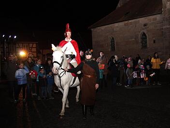 Martin Feucht als St.  Martin und Schimmel Toni sind ein eingespieltes Team beim Martinsumzug in Herzogenaurach.Sänger