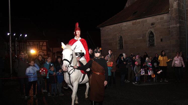 Martin Feucht als St.  Martin und Schimmel Toni sind ein eingespieltes Team beim Martinsumzug in Herzogenaurach.Sänger