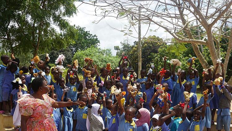 Die Kinder freuten sich &uuml;ber die Pl&uuml;schtiere, Spenden aus Deutschland, die die Helfer mitgebracht haben.Uwe Tobaben