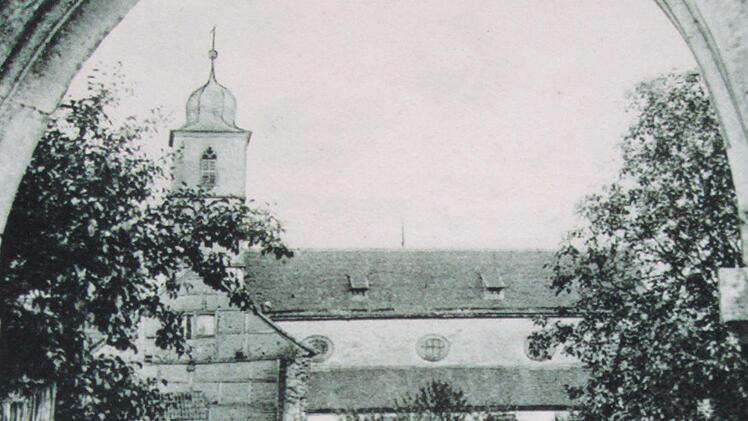 Eine Einfahrt zum Klosterhof war das Nord-Tor, das eingelegt wurde. Die Szene nach einem Bild von Johann Danz (r., sitzend) entstand vor rund 100 Jahren.  Foto: Archiv Renate Graser