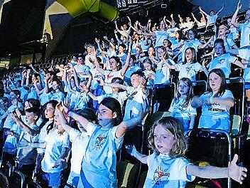 Die Buttenheimer Schülerinnen und Schüler bei ihrem Auftritt in der Olympiahalle