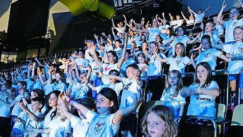 Die Buttenheimer Schülerinnen und Schüler bei ihrem Auftritt in der Olympiahalle