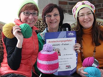Sie bewerben gemeinsam ihre Idee. Häkeln soll wieder Spaß machen (von links): Kursleiterin Katjana Oesterlein, VHS-Koordinatorin Herta Wächter und Betreiberin des Café Kitsch Sonja Welsch.  Foto: Vanessa Schneider