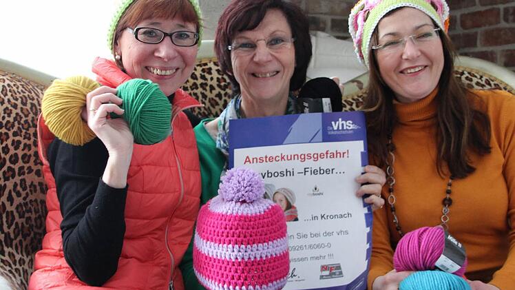 Sie bewerben gemeinsam ihre Idee. Häkeln soll wieder Spaß machen (von links): Kursleiterin Katjana Oesterlein, VHS-Koordinatorin Herta Wächter und Betreiberin des Café Kitsch Sonja Welsch.  Foto: Vanessa Schneider