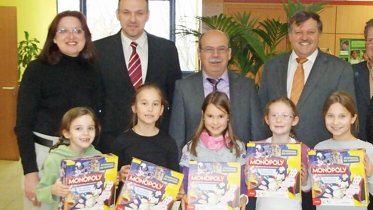 Die Gewinner der Raiffeisenbank Fränkisches Weinland mit Sommerachs Bürgermeister Elmar Henke Foto: privat