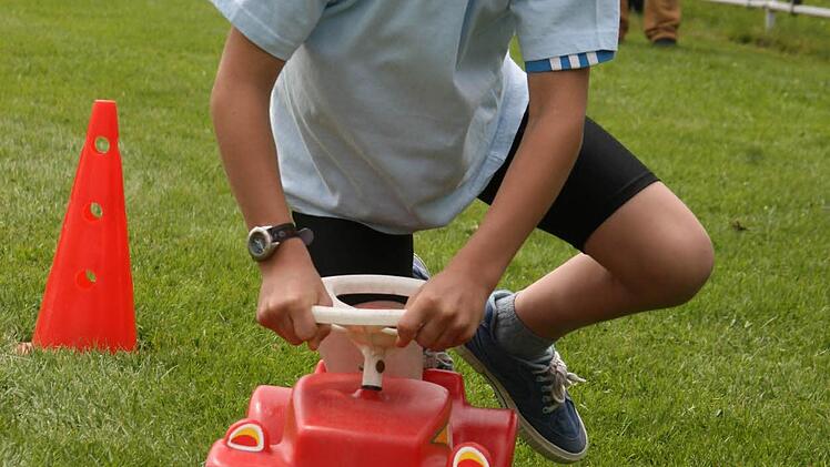 Ein bisschen aufgeregt ist Josef Fürst (8) von den Hohenberger Ministranten schon, denn zum letzten Mal saß er mit sechs auf einem Bobbycar.