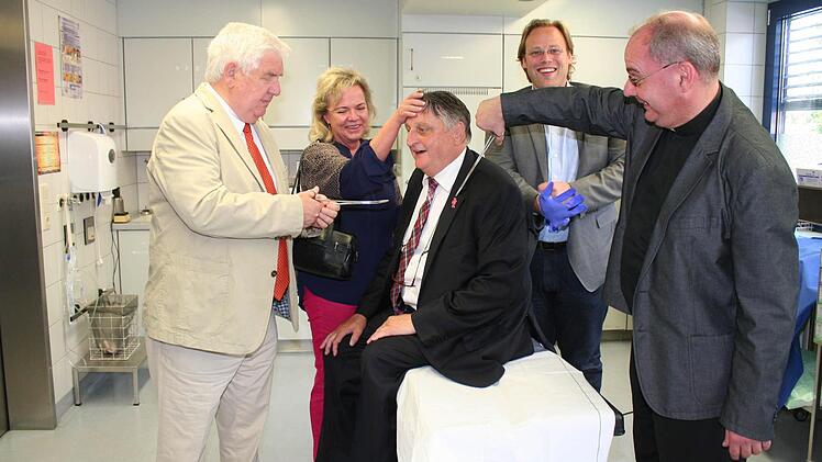 Landkreischef Eberhard Irlinger bei der "Behandlung" durch seinen Vorgänger Franz Krug, Alexandra Hiersemann, Christian Pech und Dekan Kilian Kemmer (von links). Foto: Evi Seeger