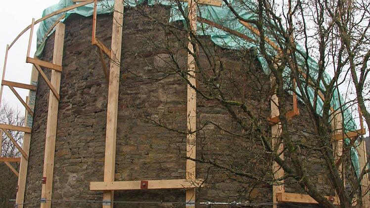 Die Ruine mit Stützkorsett - die Notsicherung ist abgeschlossen. In den Wintermonaten sollen Ausschreibungen getätigt werden und ein Gesamtkonzept erstellt werden.
