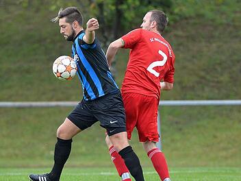 Reichmannsdorf (rote Trikots) unterlag gegen Walsdorf deutlich mit 2:4. Fotos: Picturedreams