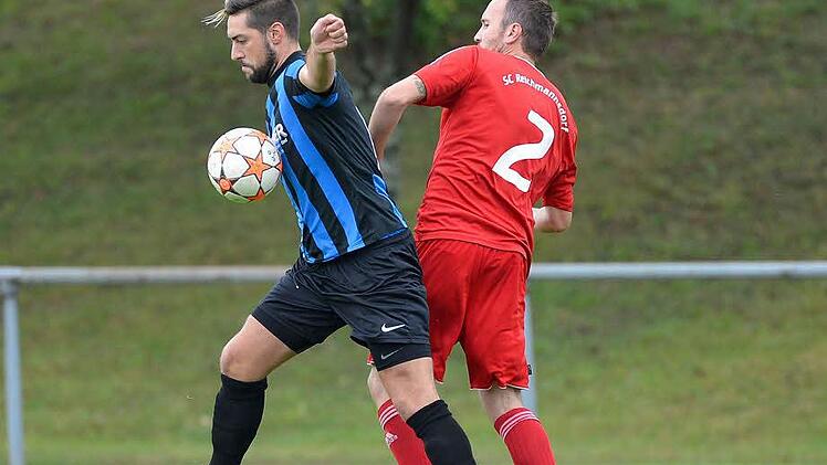 Reichmannsdorf (rote Trikots) unterlag gegen Walsdorf deutlich mit 2:4. Fotos: Picturedreams