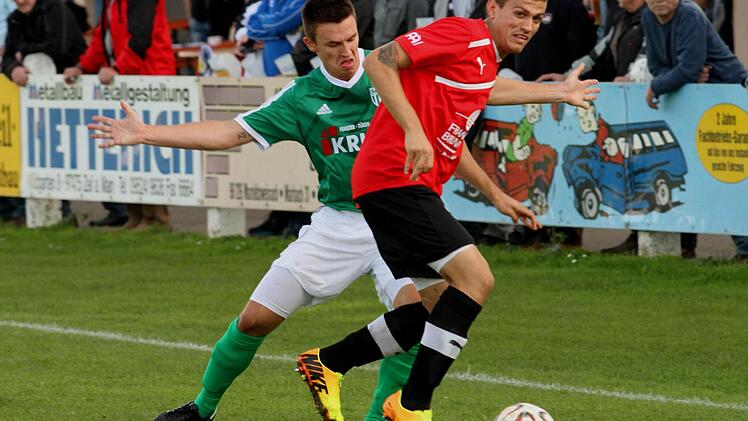 Packender Zweikampf zwischen dem Sander Danny Schlereth (links) und dem Neustadt Ilian Ivanov (rechts). Foto: Günther Geiling
