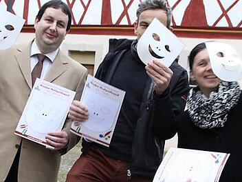 Museumsleiter Björn Hein sowie Arno Reuscher und Christine Schikora von "Kaufhaus Mürscht" haben die noch unbemalten Masken schon einmal ausprobiert.  Foto: Heike Beudert