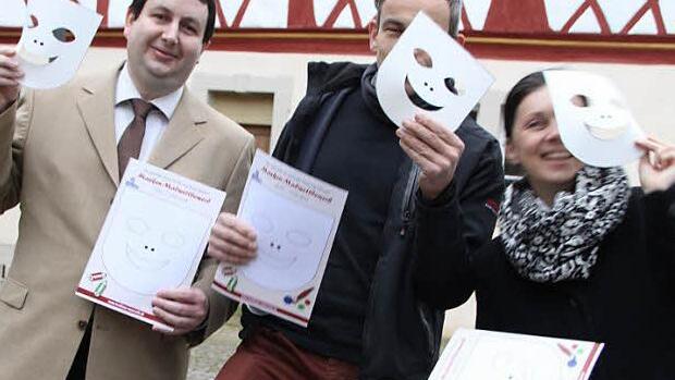 Museumsleiter Björn Hein sowie Arno Reuscher und Christine Schikora von "Kaufhaus Mürscht" haben die noch unbemalten Masken schon einmal ausprobiert.  Foto: Heike Beudert