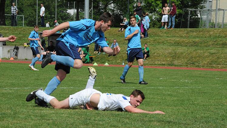 Verräterische Bildsprache: Die Bauchlandung des Kissinger Spielers ist symbolisch. Nach der 0:2-Niederlage gegen den TSV Großbardorf II steht der FC 06 in der Bezirksliga auf einem Abstiegsplatz. Foto: Hopf