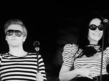 "Fair enough" - Robin Höhn und Elisabeth Funk treten am Schlossplatz auf.