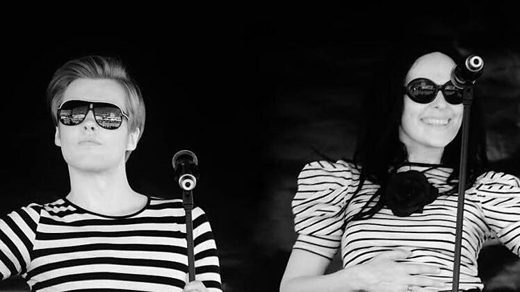 "Fair enough" - Robin Höhn und Elisabeth Funk treten am Schlossplatz auf.