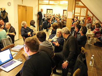 Ein Blick in den Versammlungsraum im Feuerwehrhaus in Zentbechhofen Fotos: Waltraud Enkert
