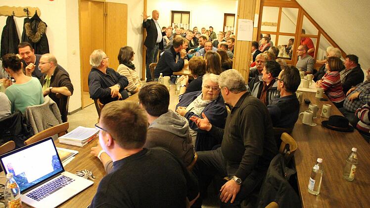 Ein Blick in den Versammlungsraum im Feuerwehrhaus in Zentbechhofen Fotos: Waltraud Enkert