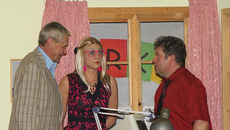 Sekretärin Silke Bond (Martina Freisinger) mit Bürgermeister Franz Goldmann (Roland Gehring) - rechts- und 2. Bürgermeister Josef Sorge (Arnold Kirchner).