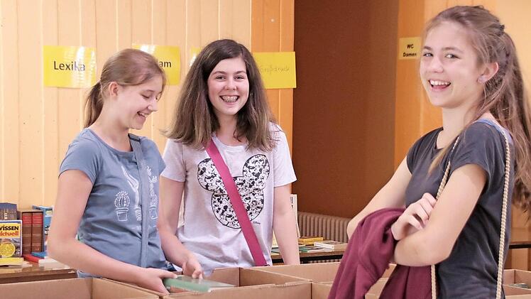 Ida, Maike und Luisa haben beim Bücherflohmarkt im Jugendzentrum nach neuem Lesestoff gesucht.