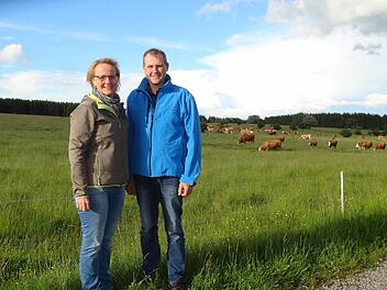 Landwirtschaft aus Leidenschaft - das trifft auf Familie Hartmann aus Weisbach voll und ganz zu. Claudia und Horst Hartmann setzen auf ein ausgefeiltes Beweidungskonzept auf der Weisbacher Jungviehweide, um der drohenden Brache entgegen zu wirken. Foto: Marion Eckert