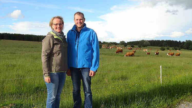 Landwirtschaft aus Leidenschaft - das trifft auf Familie Hartmann aus Weisbach voll und ganz zu. Claudia und Horst Hartmann setzen auf ein ausgefeiltes Beweidungskonzept auf der Weisbacher Jungviehweide, um der drohenden Brache entgegen zu wirken. Foto: Marion Eckert