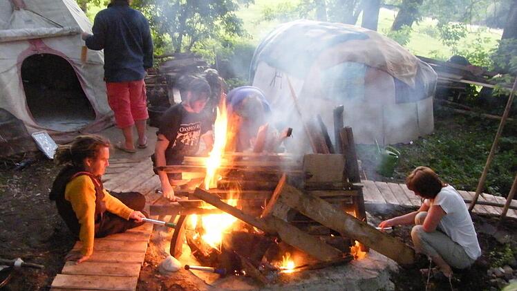 Schamane Horst Aulinger baut auch Schwitzh&uuml;tten, ein altes Ritual der Indianer, Kelten, Shweden und vielen anderen Nationen. Foto: privat
