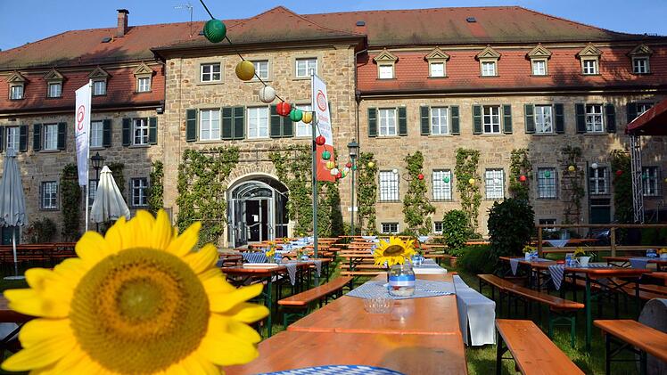 Das Salinenfest hat Platz für 2000 Besucher. Eröffnet wurde das Fest am Freitagabend. Foto: Peter Rauch