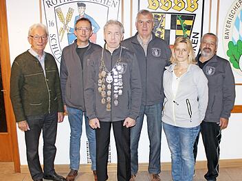 Sie freuen sich über den Riesenerfolg von Hubert Ringlstetter (von links): Erster Schützenmeister Reinhold Wolf, Schatzmeister Mathias Beetz, Landes- und Bundesschützenkönig Hubert Ringlstetter, Zweiter Schützenmeister Wolfgang Bergmann, Schriftführerin Tina Baumstark, Dritter Schützenmeister Michael Staar.  Foto: K.- H. Hofmann