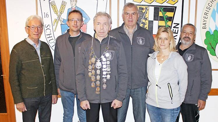 Sie freuen sich über den Riesenerfolg von Hubert Ringlstetter (von links): Erster Schützenmeister Reinhold Wolf, Schatzmeister Mathias Beetz, Landes- und Bundesschützenkönig Hubert Ringlstetter, Zweiter Schützenmeister Wolfgang Bergmann, Schriftführerin Tina Baumstark, Dritter Schützenmeister Michael Staar.  Foto: K.- H. Hofmann