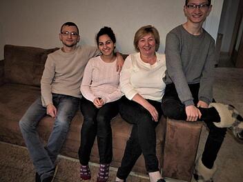 Die Familie Abbas - von links Hasan, Rasha, Svitlana und Khusyn - kann wieder lachen. Foto: Werner Reißaus