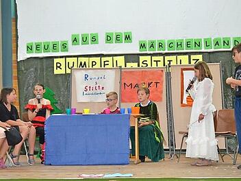 Die kleinen Schauspieler der Ganztagsklasse 4a begeistern mit Spaß und Spannung ihre zahlreichen Zuschauer mit dem Theaterstück "Rumpel & Stilz - Neues aus dem Märchenland".  Foto: K.- H. Hofmann