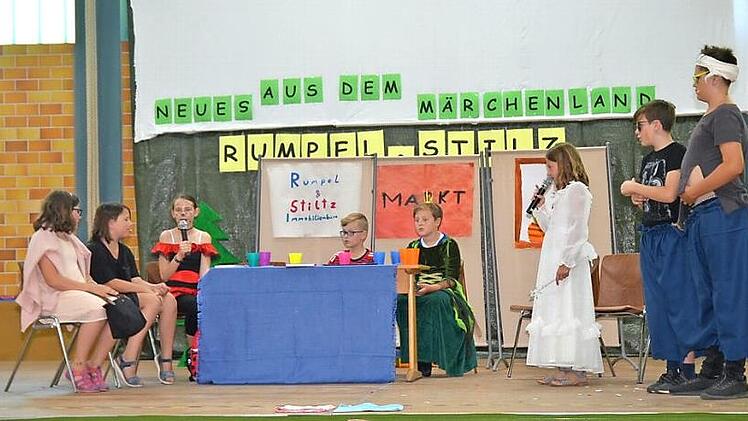 Die kleinen Schauspieler der Ganztagsklasse 4a begeistern mit Spaß und Spannung ihre zahlreichen Zuschauer mit dem Theaterstück "Rumpel & Stilz - Neues aus dem Märchenland".  Foto: K.- H. Hofmann