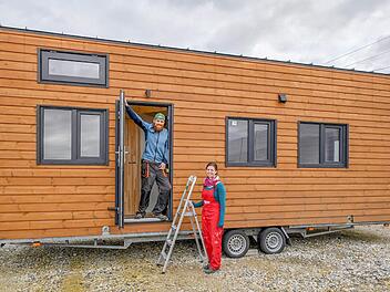 Veronika Renn und Jonas Börnicke suchen in der Nähe von Bamberg einen Stellplatz für ihr selbstgebautes Eigenheim auf Rädern.  Foto: Ronald Rinklef