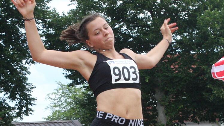 Lilian Heid vom TV/DJK Hammelburg erzielte in Aschaffenburg starke 5,42 Meter im Weitsprung der U20. Foto: Reinhold Nürnberger