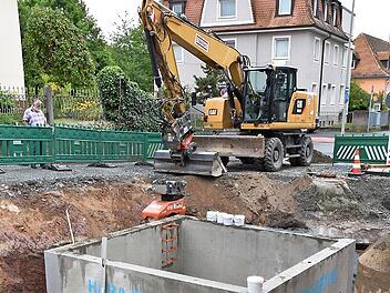 Ein 35 Tonnen schweres Einlaufbauwerk wurde am Dienstag eingesetzt. Künftig gibt es hier ein Doppelkanalsystem zur getrennten Ableitung von Abwasser und Oberflächenwasser.