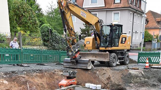 Ein 35 Tonnen schweres Einlaufbauwerk wurde am Dienstag eingesetzt. Künftig gibt es hier ein Doppelkanalsystem zur getrennten Ableitung von Abwasser und Oberflächenwasser.